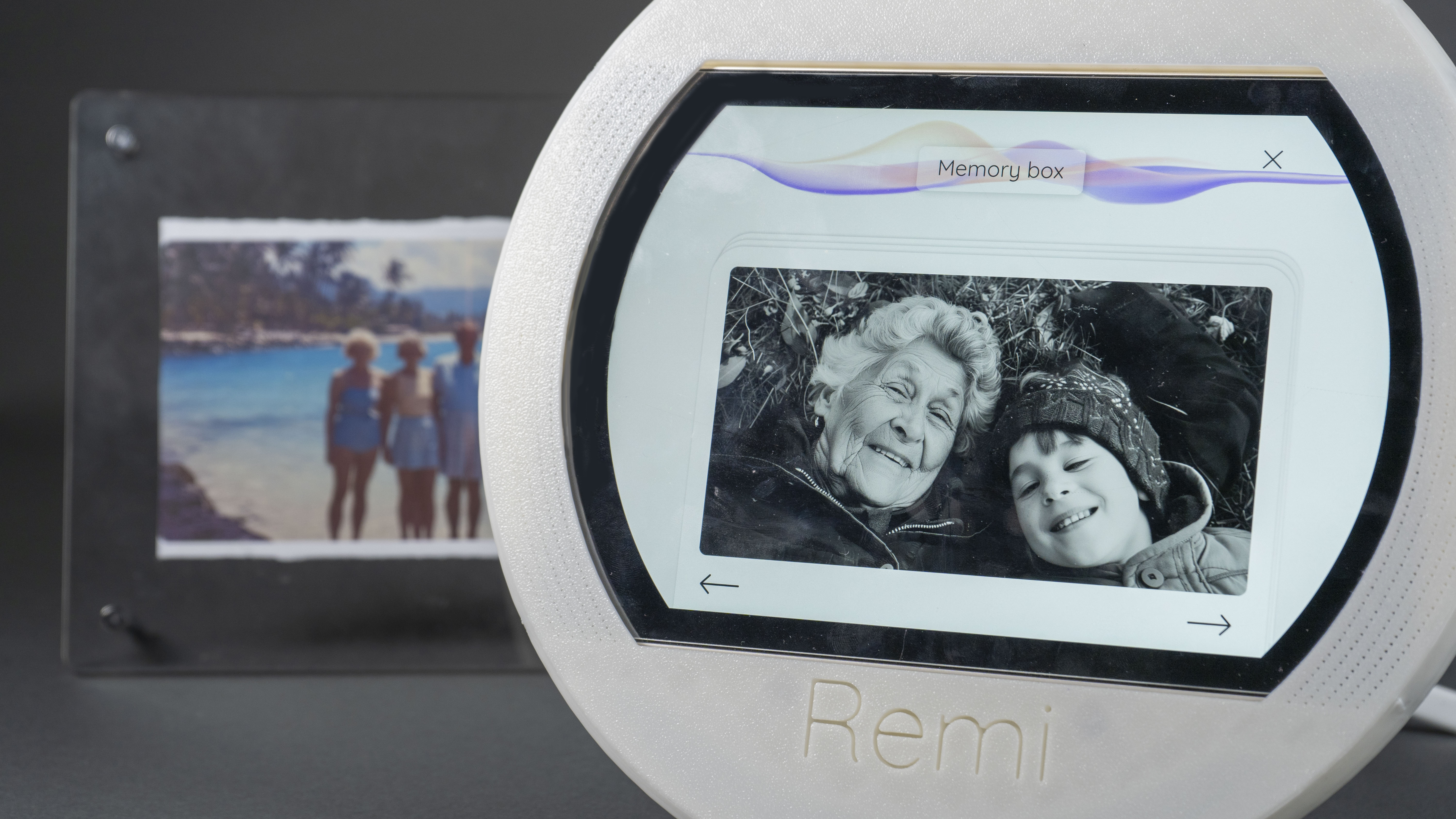 Remi device with caregivers’ photos